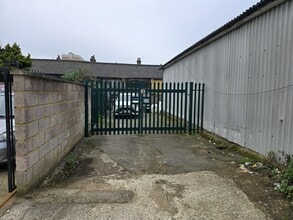 20A Hanworth Rd, Hounslow à louer Photo de l’immeuble– Image 1 sur 8