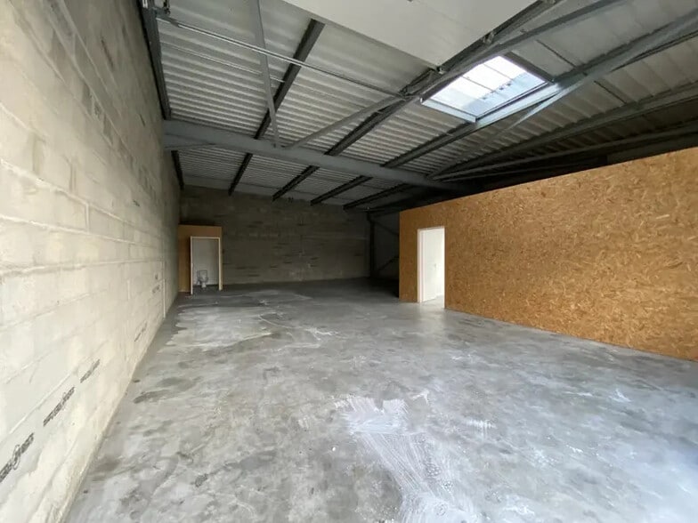 3 Rue Des Frères Lumière, Carbon-Blanc à vendre - Photo intérieure – Image 2 sur 5