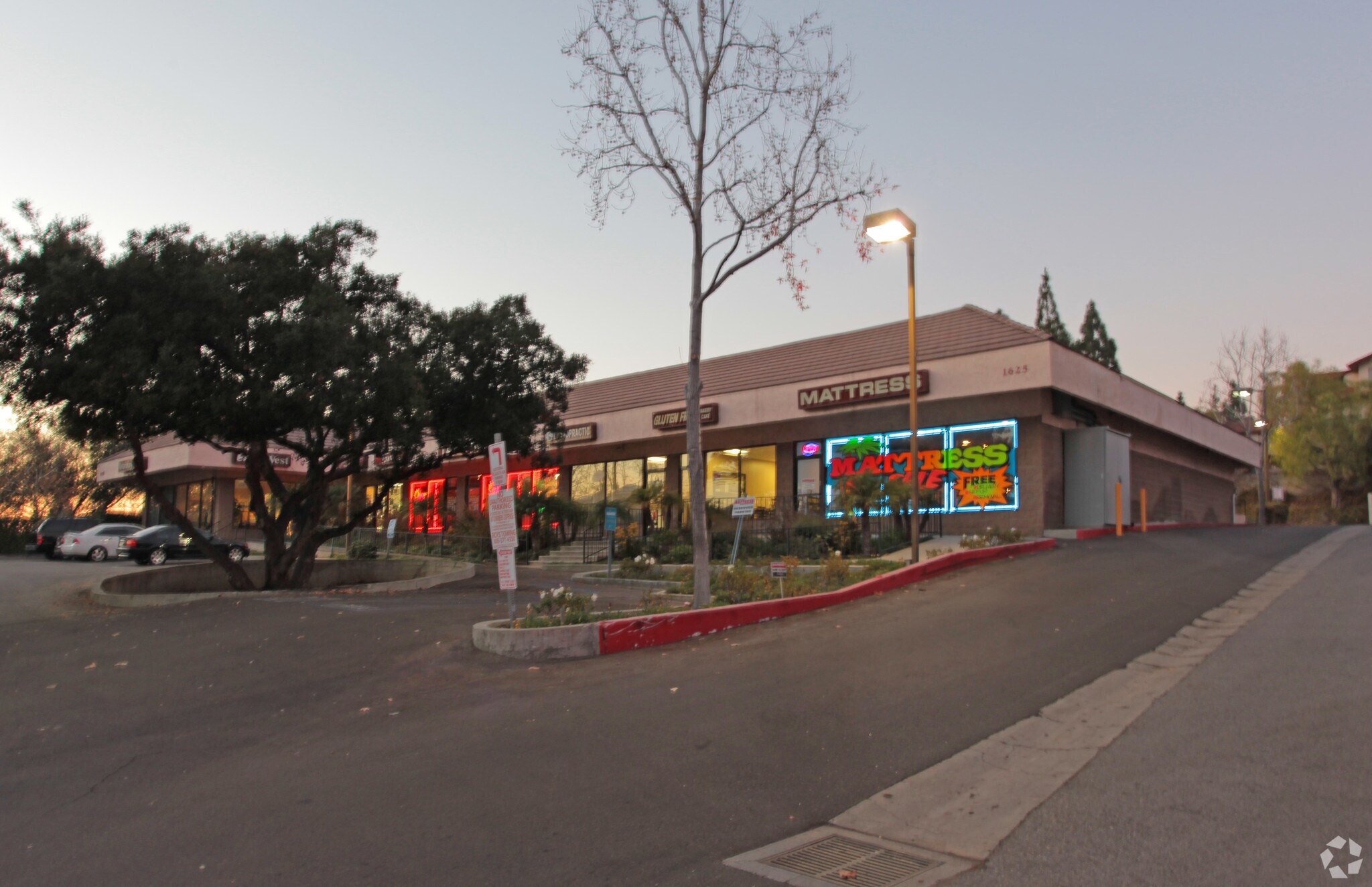 1625 E Thousand Oaks Blvd, Thousand Oaks, CA à louer Photo principale– Image 1 sur 4