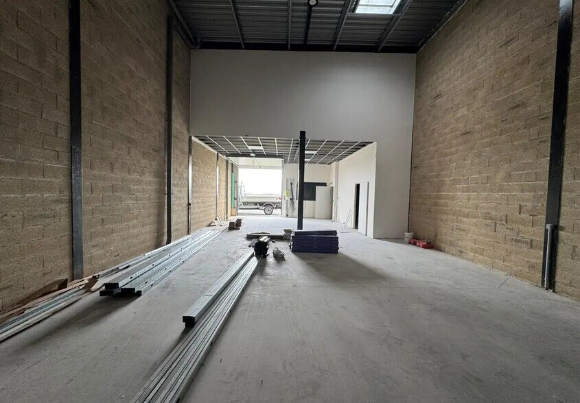 Local d'activités dans Hérouville-en-Vexin à vendre - Photo de l’immeuble – Image 2 sur 5