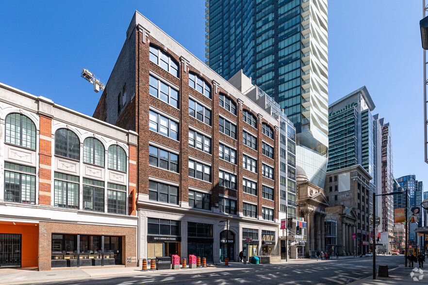 211 Yonge Street, Toronto, ON à louer - Photo de l’immeuble – Image 3 sur 7
