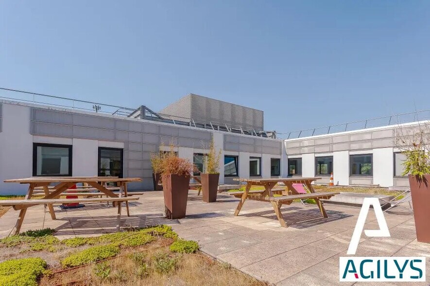 Local d’activités dans Villebon-sur-Yvette à louer - Photo de l’immeuble – Image 2 sur 8