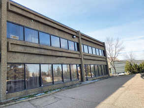 17305-17311 109 Av NW, Edmonton, AB à louer Photo de l’immeuble– Image 1 sur 8