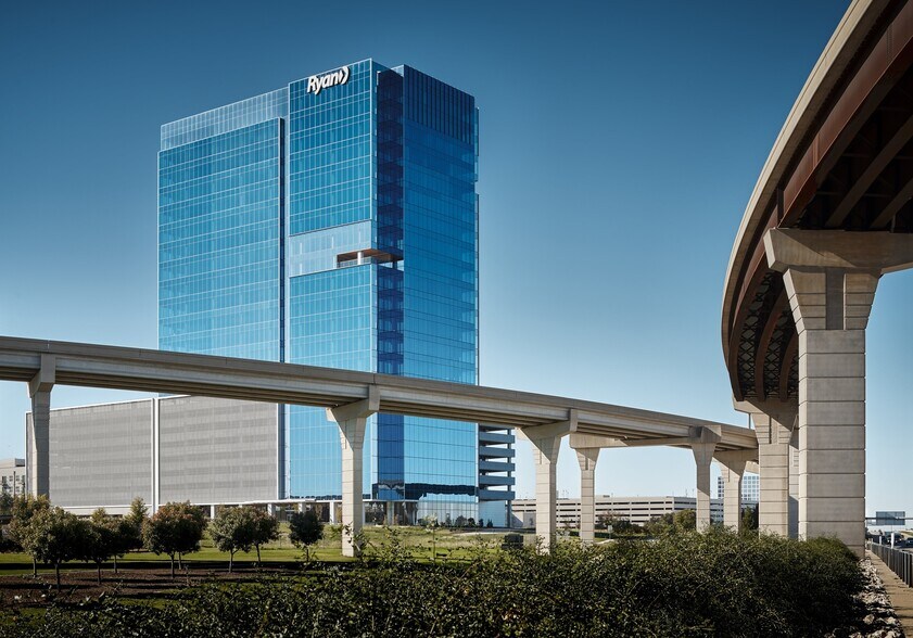 8101 Windrose Ave, Plano, TX à louer - Photo de l’immeuble – Image 3 sur 19