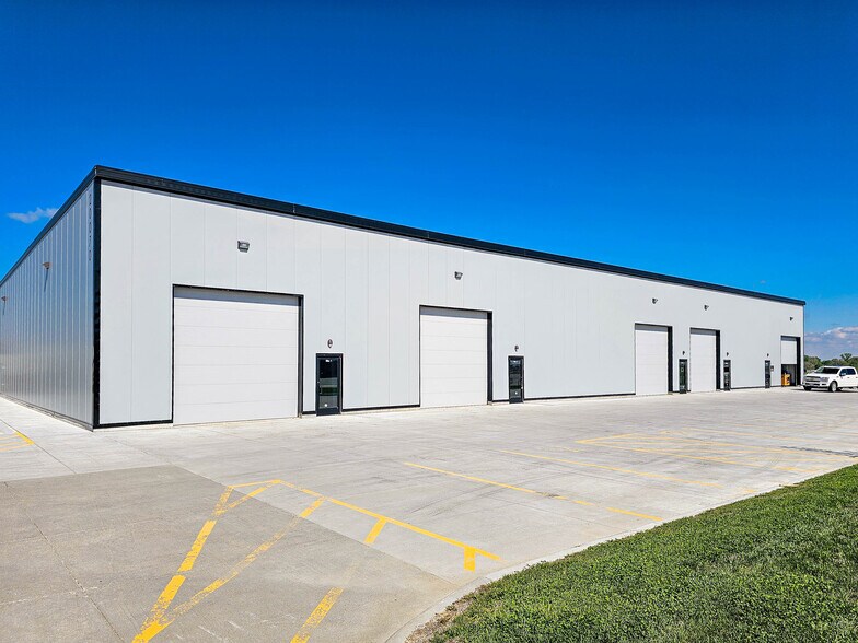 20070 Hampton Dr, Gretna, NE à louer - Photo de l’immeuble – Image 2 sur 7