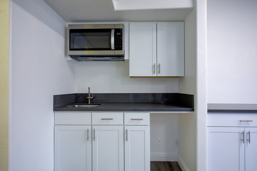 1518 Coffee Rd, Modesto, CA à louer - Photo de l’immeuble – Image 3 sur 20