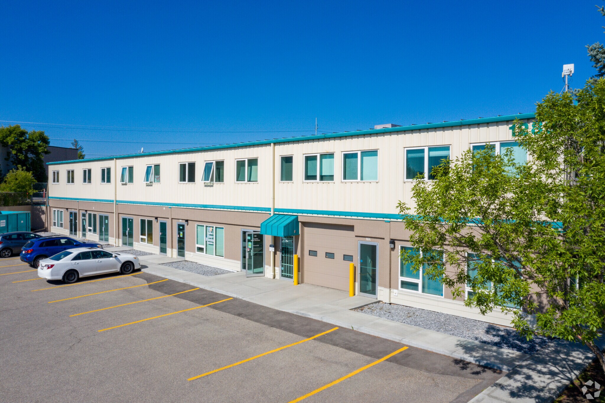 1289 Highfield Cres SE, Calgary, AB à louer Photo de l’immeuble– Image 1 sur 5