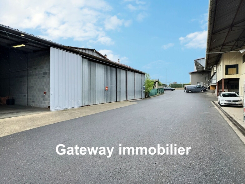 Local d’activités dans Issoire à louer - Photo de l’immeuble – Image 2 sur 11