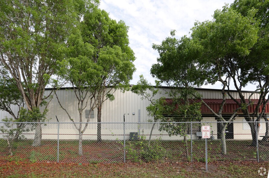 5893 Enterprise Pky, Fort Myers, FL à vendre - Photo de l’immeuble – Image 2 sur 10
