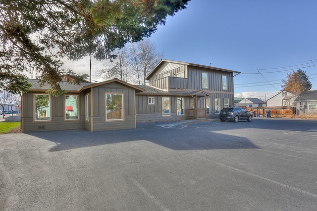 735 SW 9th St, Redmond, OR à louer - Photo de l’immeuble – Image 1 sur 2