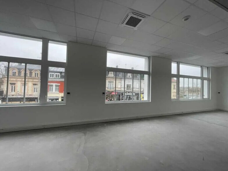 Bureau dans Saint-Quentin à louer - Photo de l’immeuble – Image 1 sur 5