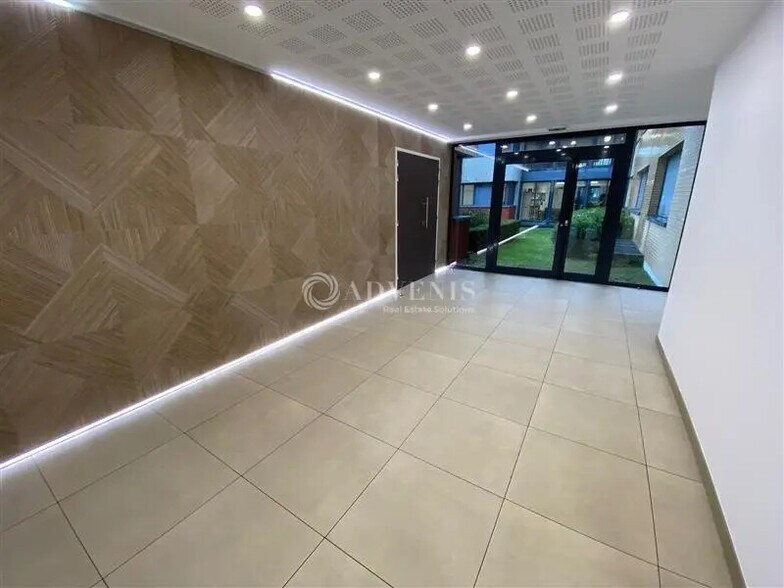 Bureau dans Champs-sur-Marne à louer - Photo de l’immeuble – Image 1 sur 10