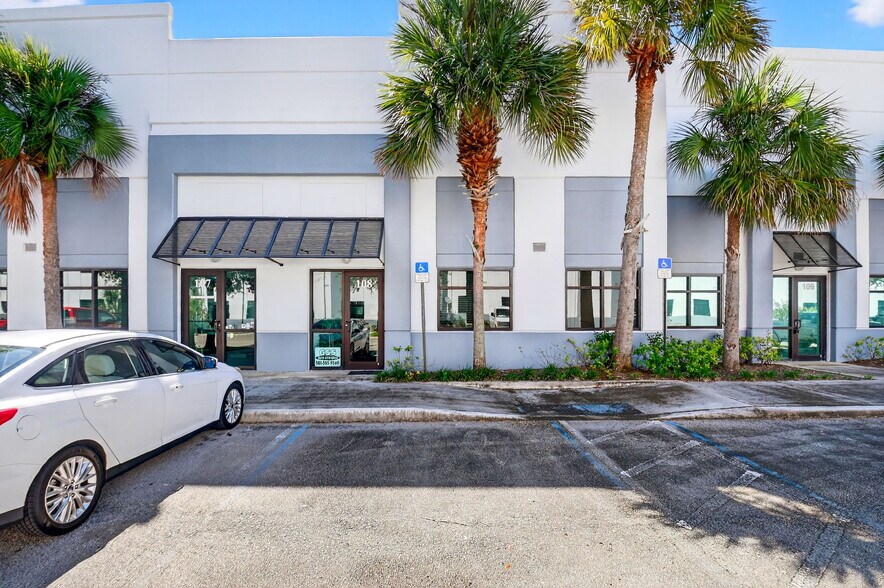 9250 Belvedere Rd, Royal Palm Beach, FL à vendre - Photo de l’immeuble – Image 1 sur 20