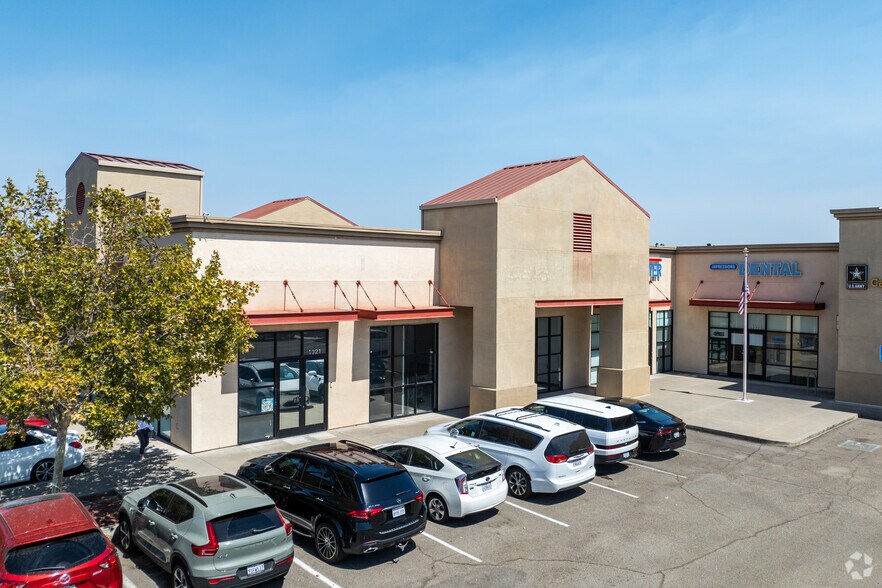 1321-1349 Historical Plaza Way, Manteca, CA à louer - Photo de l’immeuble – Image 2 sur 3