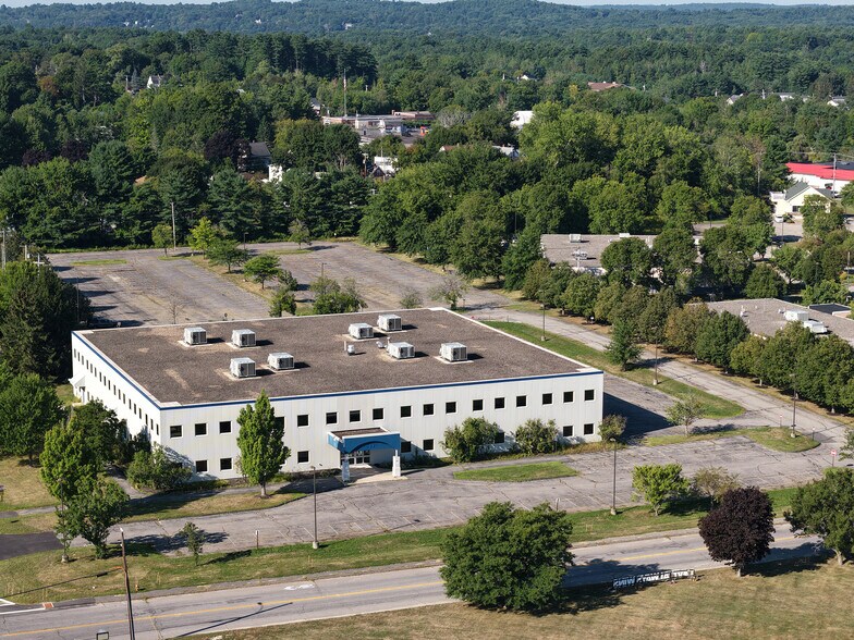 19 Mollison Way, Lewiston, ME à louer - Photo de l’immeuble – Image 2 sur 10