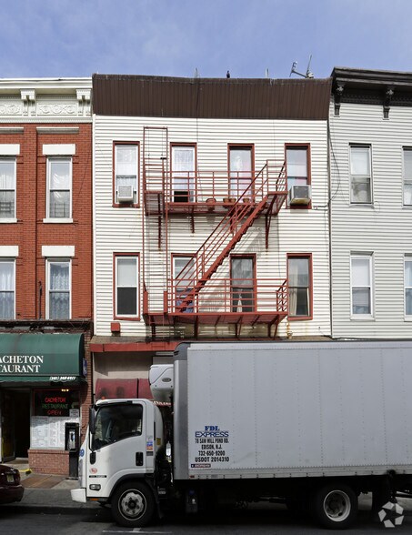 2415 Bergenline Ave, Union City, NJ à vendre - Photo de l’immeuble – Image 2 sur 5