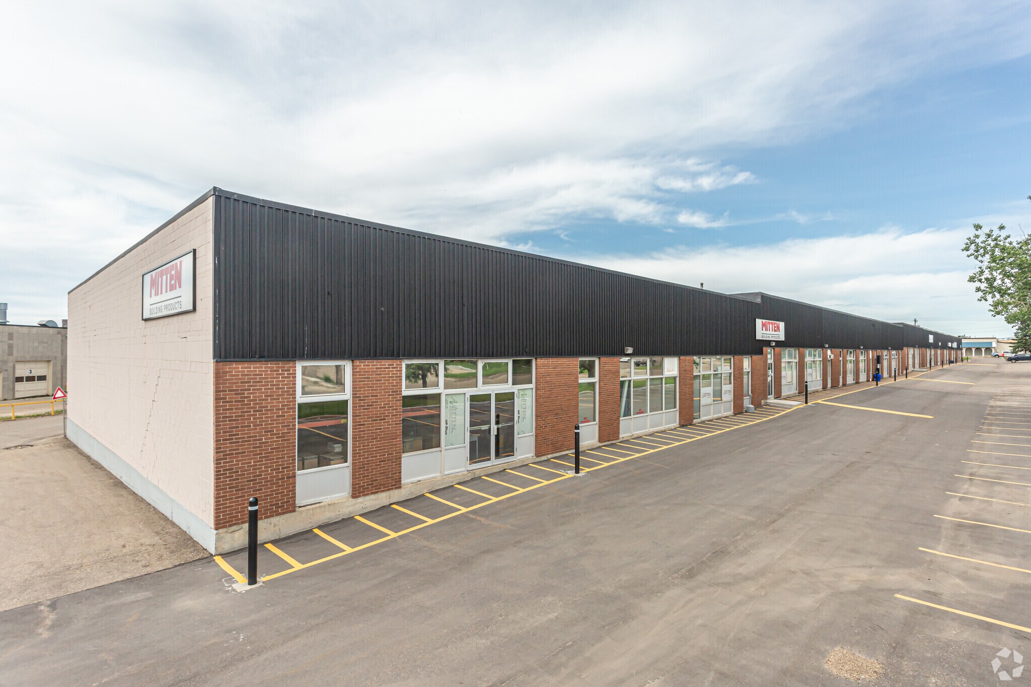 8304-8412 Davies Rd NW, Edmonton, AB à louer Photo de l’immeuble– Image 1 sur 7