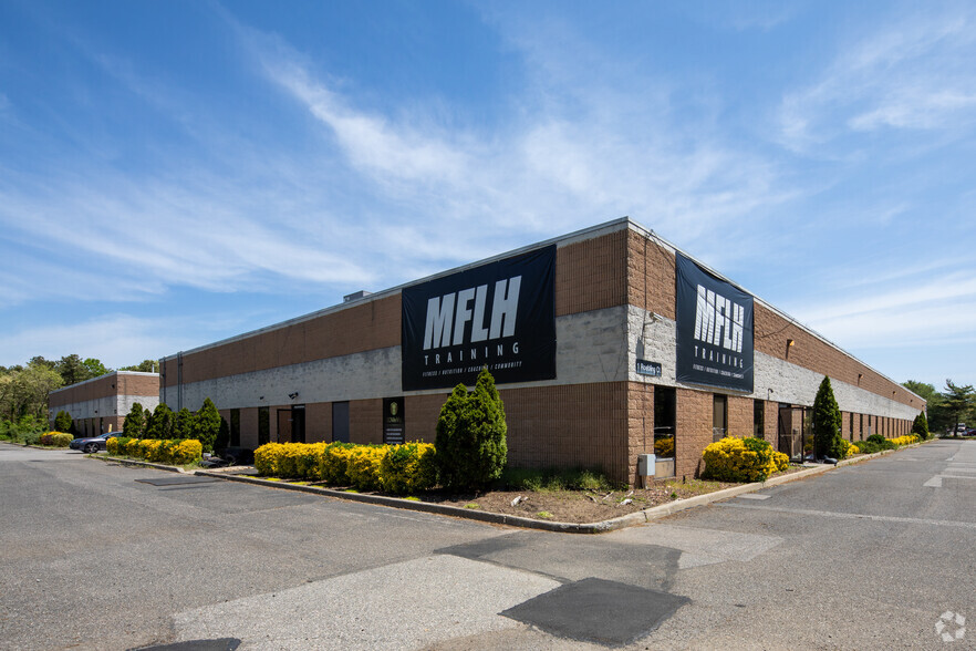 1-100 Roebling Ct, Ronkonkoma, NY à louer - Photo de l’immeuble – Image 1 sur 5