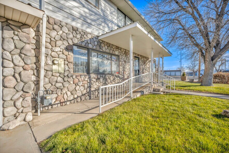 2 Newcombe Ave, Yerington, NV à vendre - Photo de l’immeuble – Image 3 sur 32