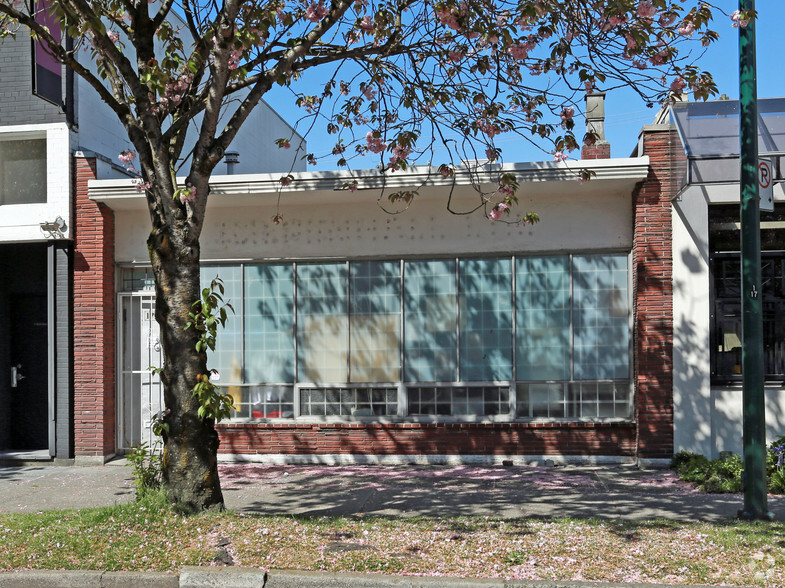 1751 W 3rd Ave, Vancouver, BC à vendre - Photo de l’immeuble – Image 1 sur 2