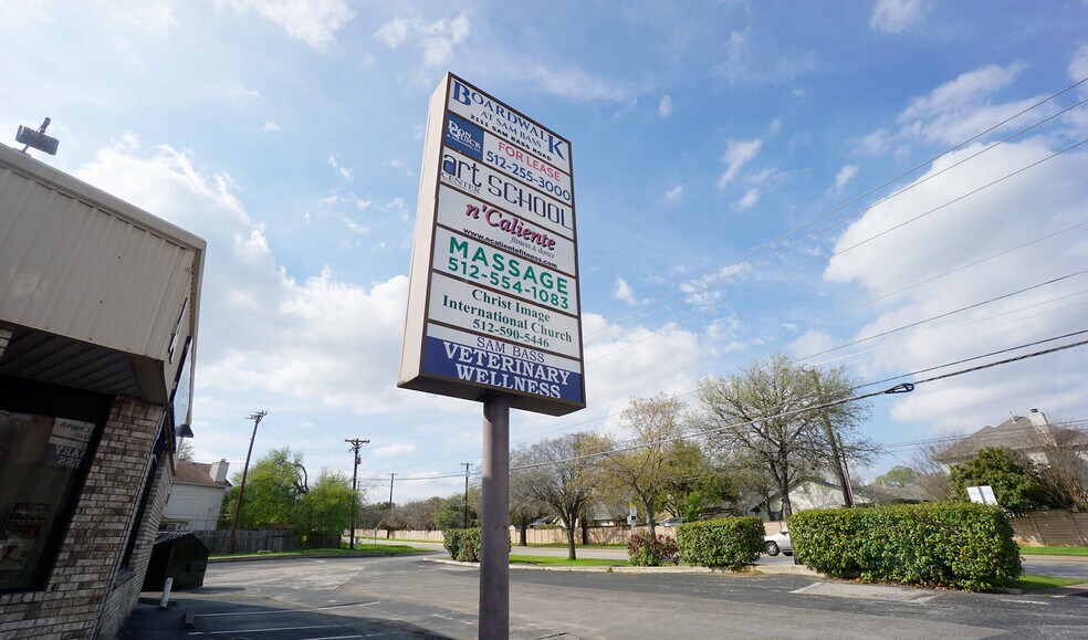 2111 Sam Bass Rd, Round Rock, TX à louer - Photo de l’immeuble – Image 2 sur 4