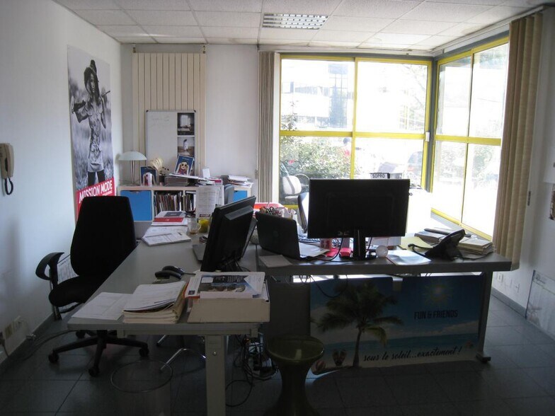 Industriel/Logistique dans Aubagne à louer - Photo de l’immeuble – Image 2 sur 6
