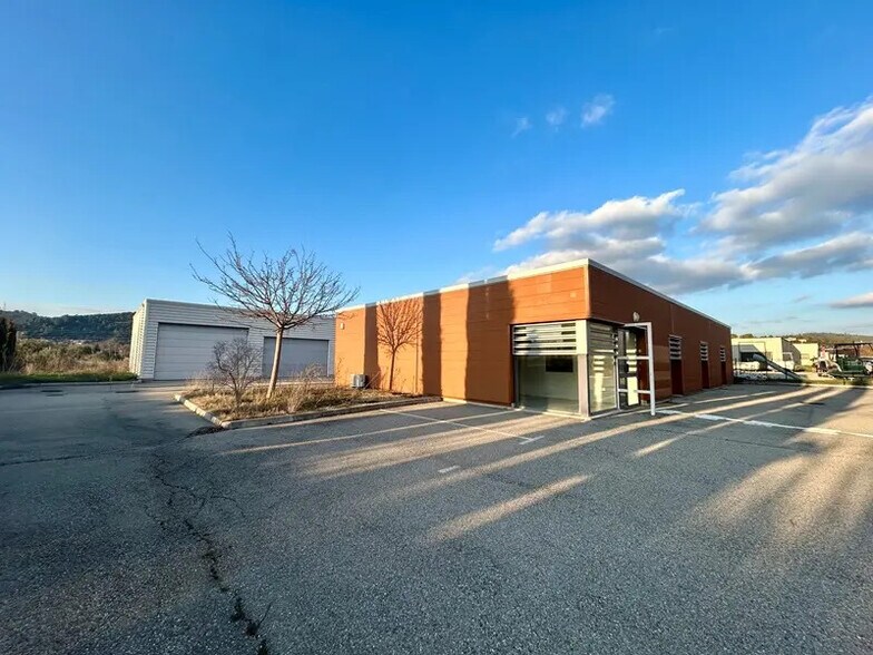 Local d'activités dans Gréoux-les-Bains à vendre - Photo de l’immeuble – Image 1 sur 7