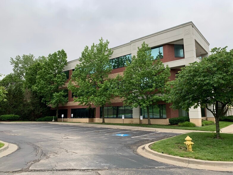 4770 N Belleview Ave, Kansas City, MO à louer - Photo de l’immeuble – Image 3 sur 15