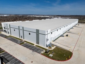 1600 E McCarty Ln, San Marcos, TX à louer Photo de l’immeuble– Image 2 sur 7