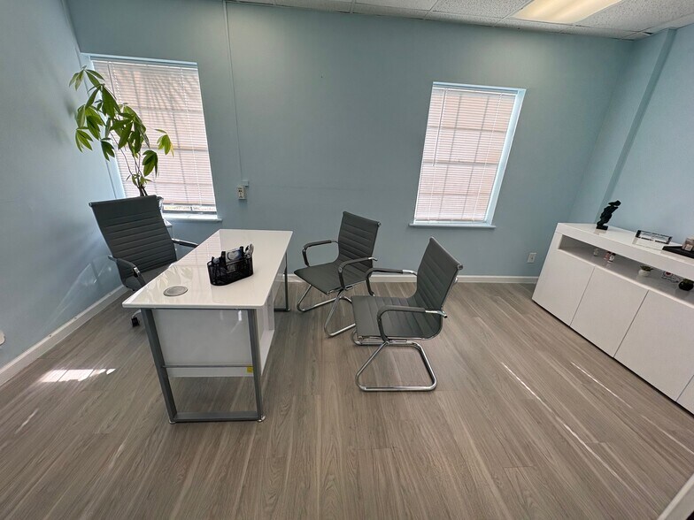 6105 Memorial Hwy, Tampa, FL à louer - Photo de l’immeuble – Image 3 sur 21