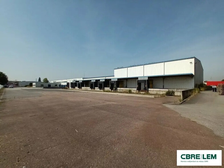 Local d'activités dans Sandouville à vendre - Photo de l’immeuble – Image 1 sur 4
