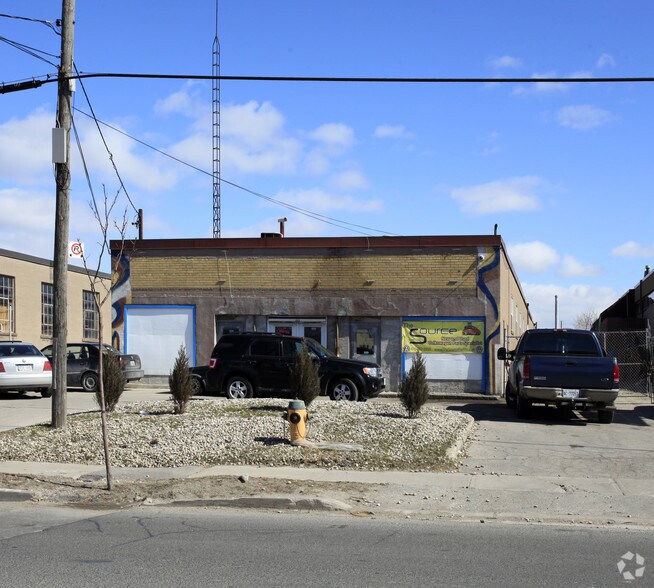 47-49 Milvan Dr, North York, ON à louer - Photo de l’immeuble – Image 1 sur 2