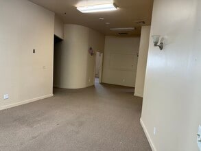 1420 W Kettleman Ln, Lodi, CA à louer Photo intérieure– Image 1 sur 4