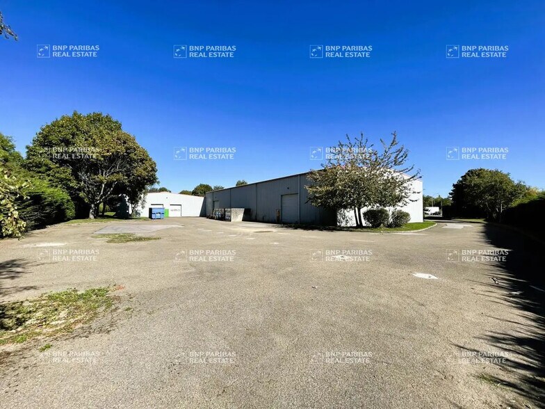 Local d’activités dans Trappes à louer - Photo de l’immeuble – Image 3 sur 24