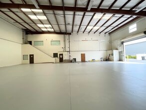 3 offices, 3 warehouses: 1,200–4,876 SF, Lompoc, CA à louer Photo intérieure– Image 2 sur 2
