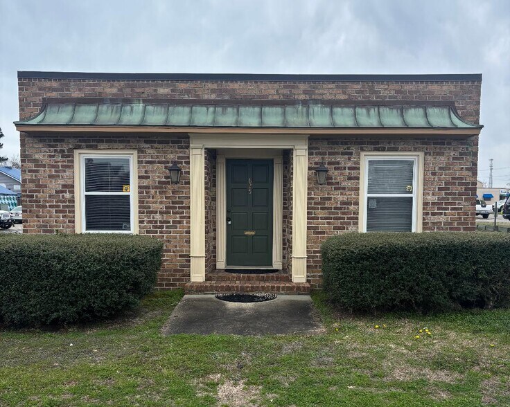 825 1st Ave N, Surfside Beach, SC à louer - Photo principale – Image 1 sur 17