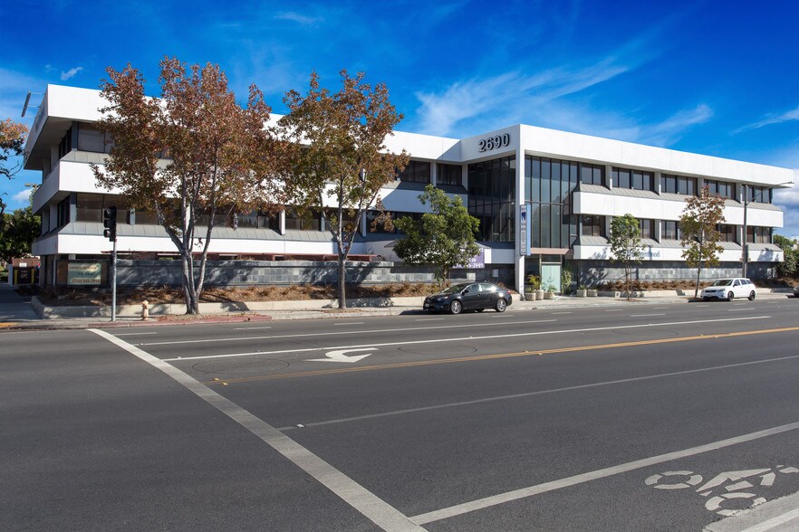 2690 Pacific Ave, Long Beach, CA à louer - Photo de l’immeuble – Image 2 sur 10