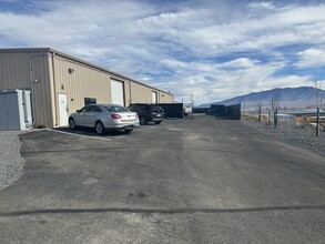 27 Bruce Way, Mound House, NV à louer Photo de l’immeuble– Image 1 sur 9