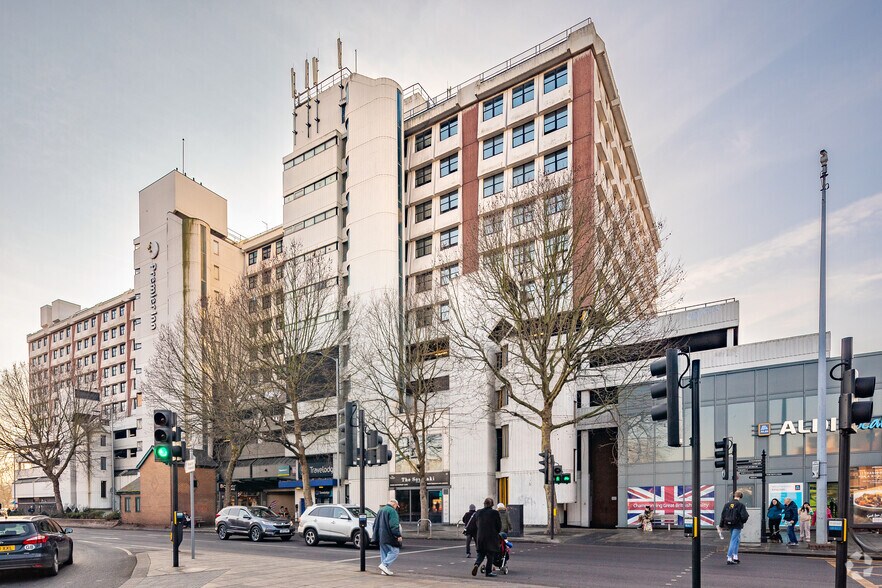 Wheatfield Way, Kingston Upon Thames à louer - Photo de l’immeuble – Image 2 sur 4