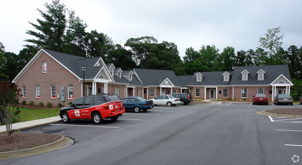 220 Baker Rd, High Point, NC à louer - Photo de l’immeuble – Image 2 sur 2