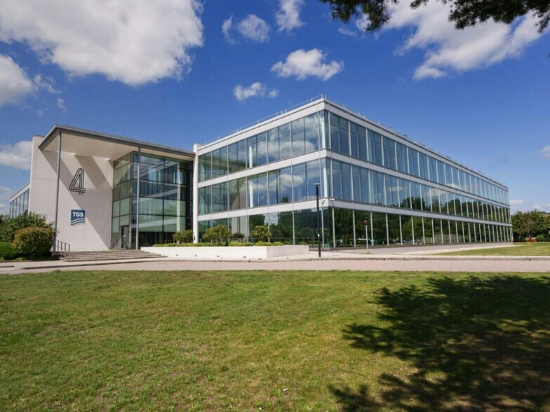 4 Brooklands, Weybridge à louer - Photo de l’immeuble – Image 1 sur 25