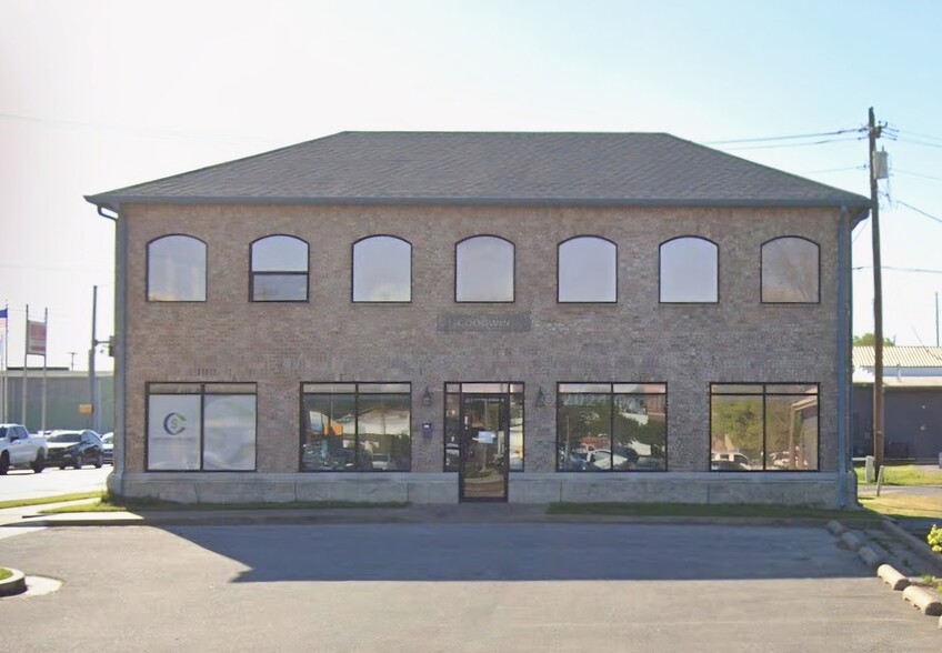 223 S Lynn Riggs Blvd, Claremore, OK à louer - Photo de l’immeuble – Image 1 sur 12