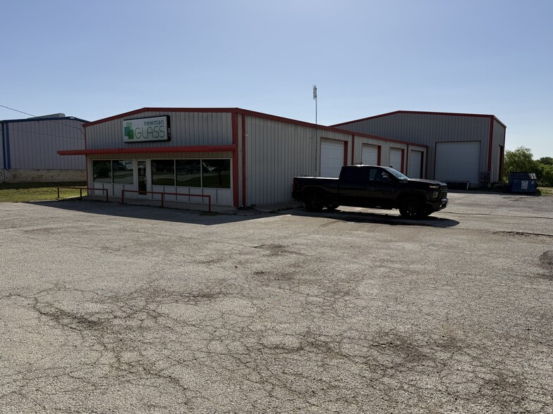 1237 W Oaklawn Rd, Pleasanton, TX à louer - Photo de l’immeuble – Image 3 sur 21