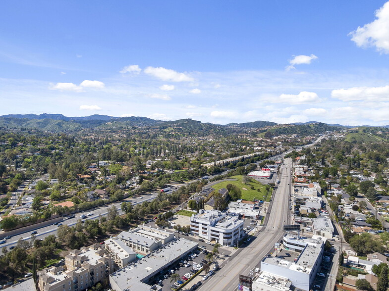 22900 Ventura Blvd, Woodland Hills, CA à louer - Photo de l’immeuble – Image 3 sur 6
