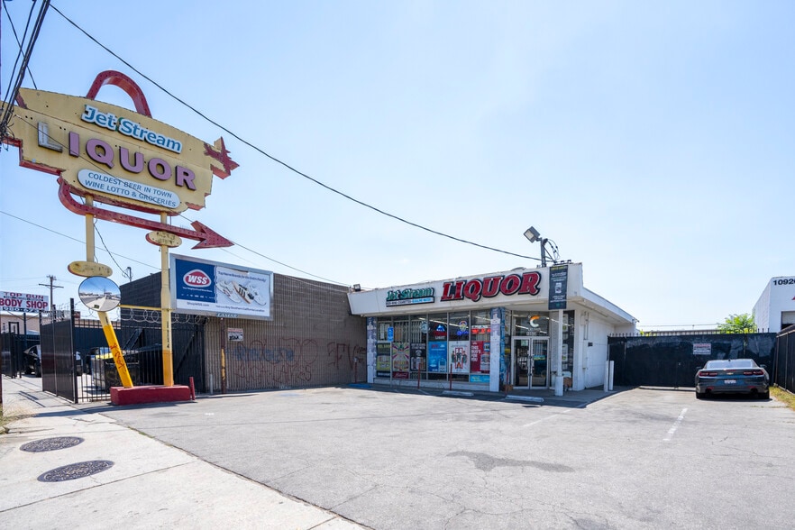 10922 Vanowen St, North Hollywood, CA à vendre - Photo de l’immeuble – Image 1 sur 12