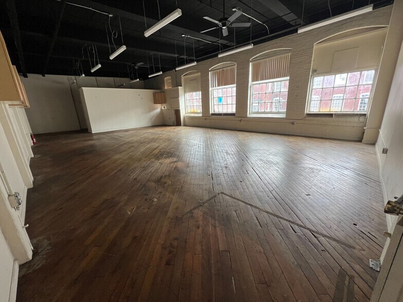 141 Canal St, Nashua, NH à louer - Photo intérieure – Image 2 sur 4