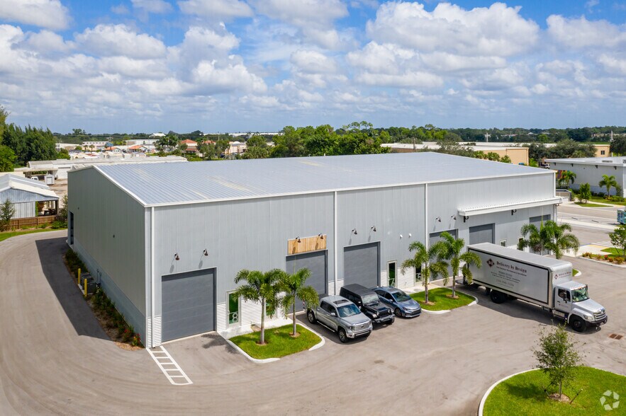 28282 Industrial Rd, Bonita Springs, FL à louer - Photo de l’immeuble – Image 2 sur 6