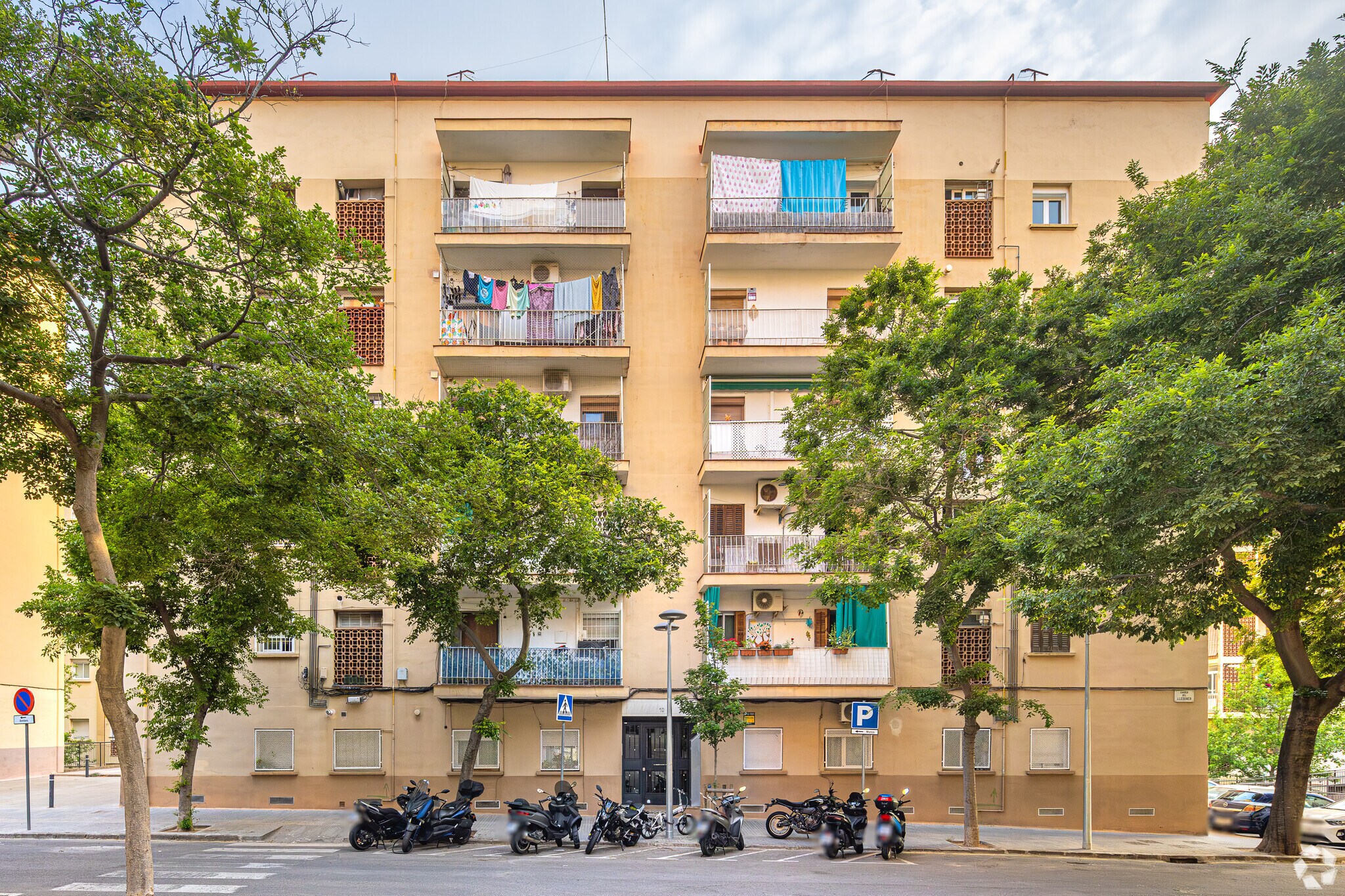 Immeuble residentiel dans Barcelone, Barcelona à vendre Photo de l’immeuble– Image 1 sur 3