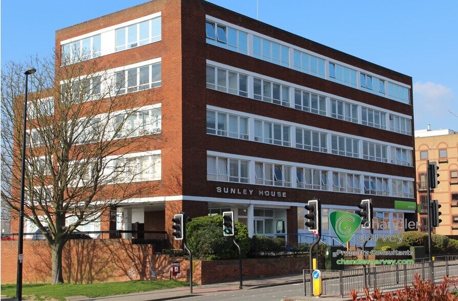 Oxford Rd, Aylesbury à louer - Photo de l’immeuble – Image 2 sur 7