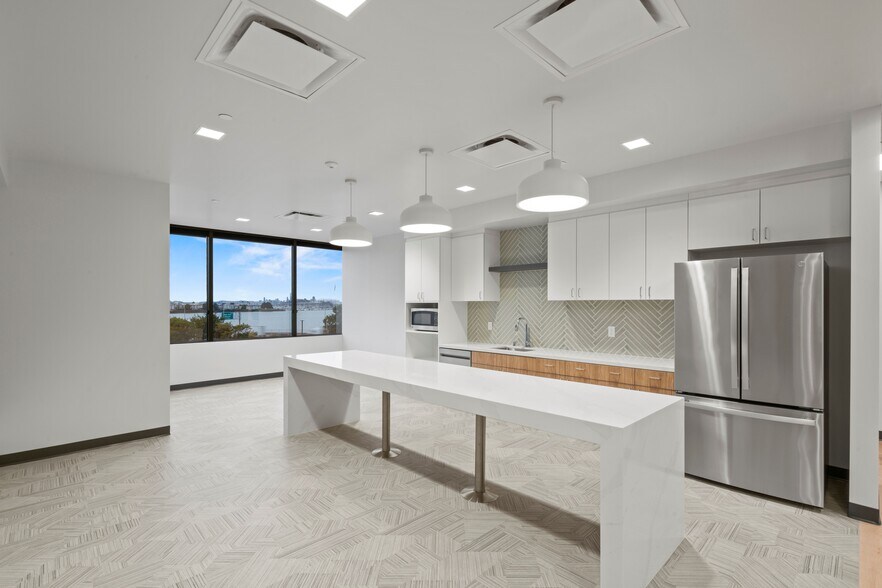 6475 Christie Ave, Emeryville, CA à louer - Photo de l’immeuble – Image 2 sur 8